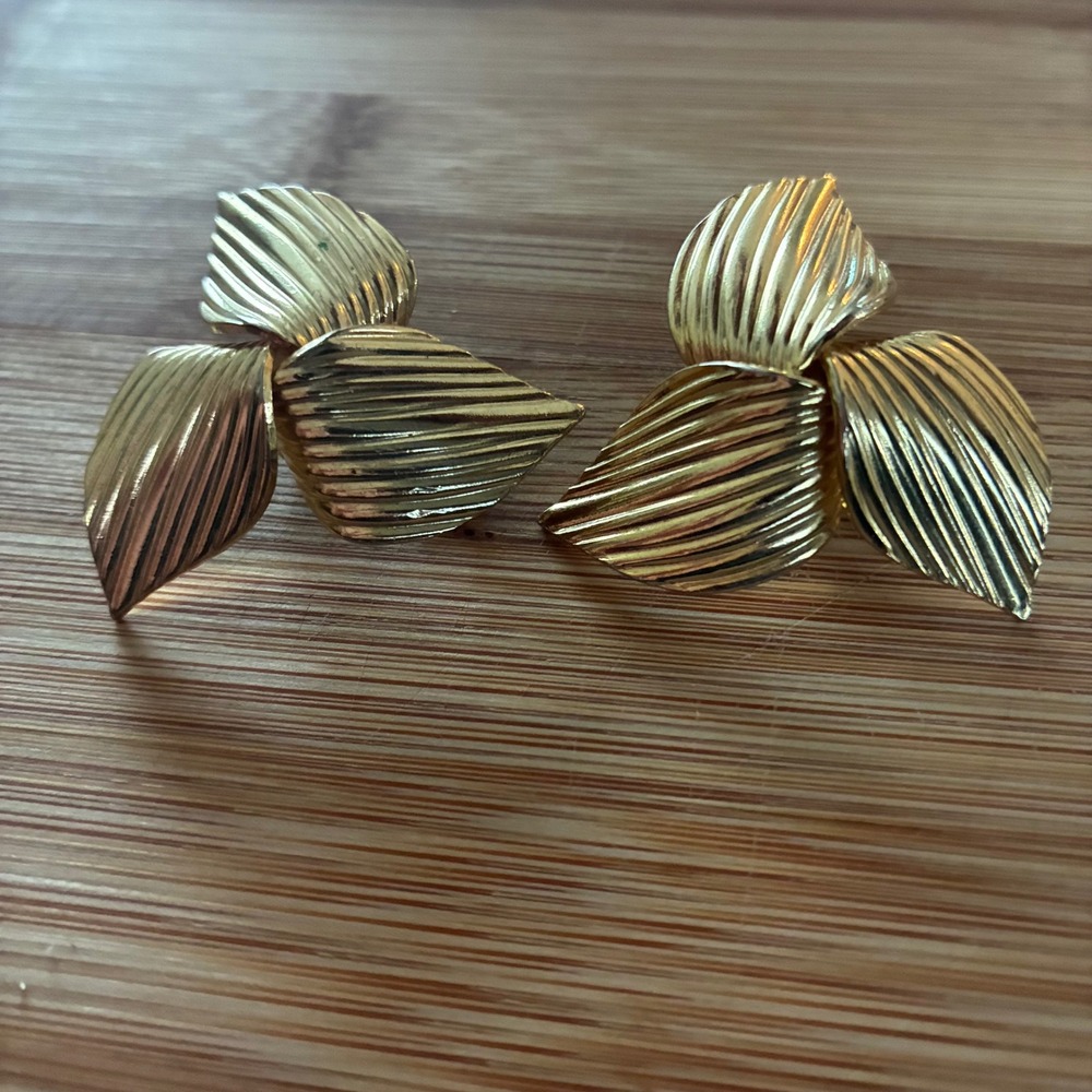 Vtg Sarah Coventry "Golden Trillium" Gold Tone Pinwheel Flower Clip On Earrings